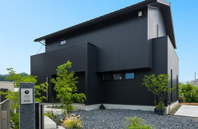 黒色のガルバリウムで切り妻屋根の外観　